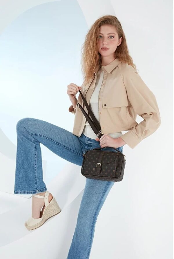 d Fashion Crossbody Bag with Buckle Detail